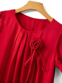 Franclia 2026新款女装：优雅通勤日常浪漫休闲办公百搭褶皱圆领3D立体花卉装饰泡泡袖短袖上衣。缎面面料，红色衬衫。优雅、时尚、休闲、通勤、商务、办公、日常休闲、百搭、都市优雅、情人节、派对、春夏穿着。红色衬衫，优雅女式红色上衣。红色缎面上衣，女士红色衬衫，女士缎面衬衫，玫瑰细节衬衫。 - 紅色 - 查看 2