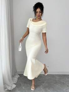 Elenzga 女士新款杏色针织波浪纹理面料连衣裙，不对称肩部设计，金属装饰，收腰，鱼尾裙摆，浪漫，性感，简约，百搭 - 杏色 - 查看 1