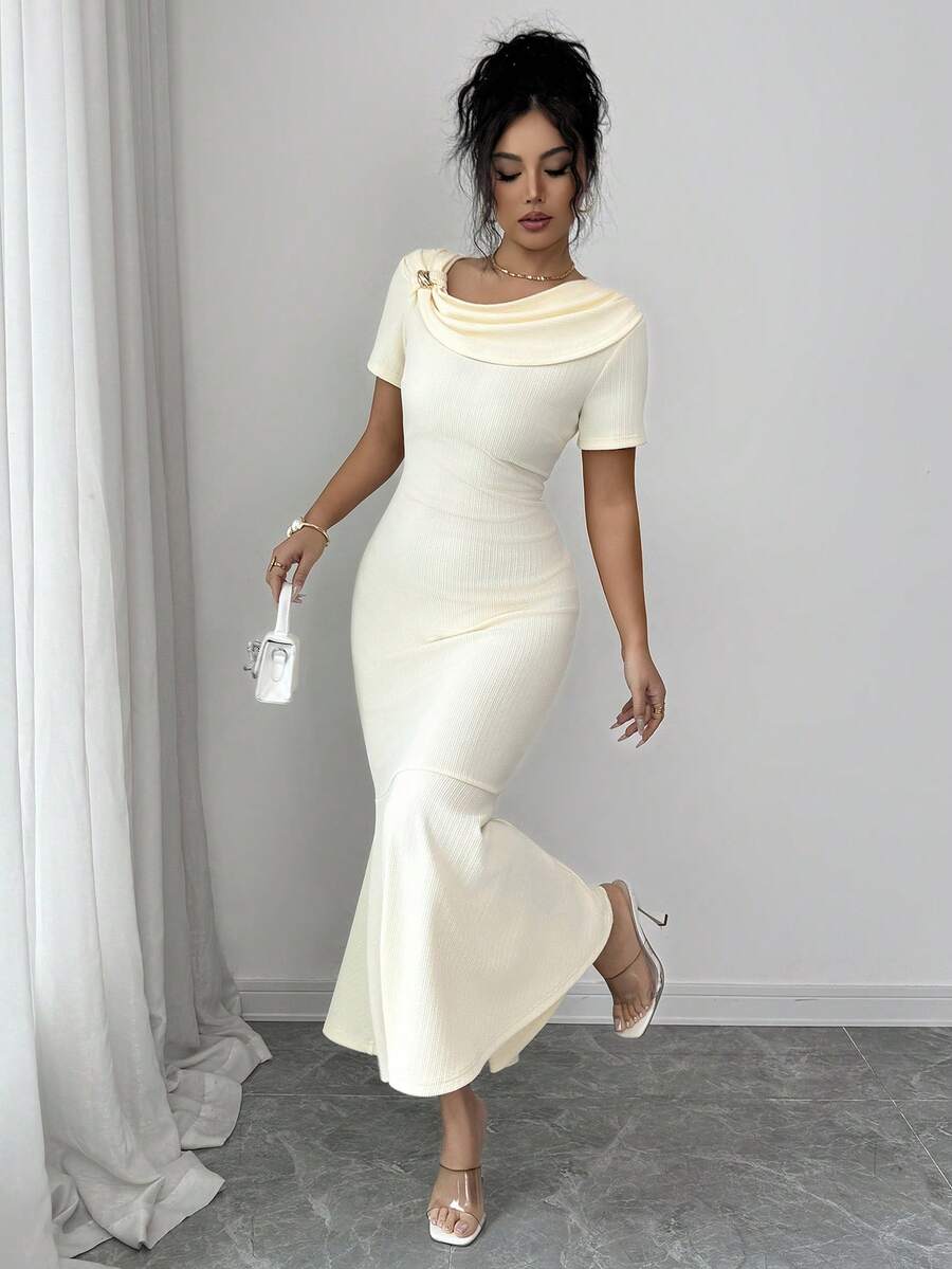 Elenzga 女士新款杏色针织波浪纹理面料连衣裙，不对称肩部设计，金属装饰，收腰，鱼尾裙摆，浪漫，性感，简约，百搭 - 杏色 - 查看 1