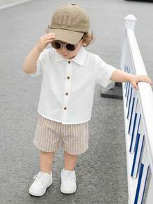 SHEIN 2 pièces/Set Chemise à manches courtes blanche confortable et polyvalente, et short rayé pour bébé garçon/fille. Convient pour l'intérieur, l'extérieur, le quotidien, les sports, les jeux, les fêtes, les séances photo, les vacances, les festivals au printemps/été - Multicolore - Voir 1