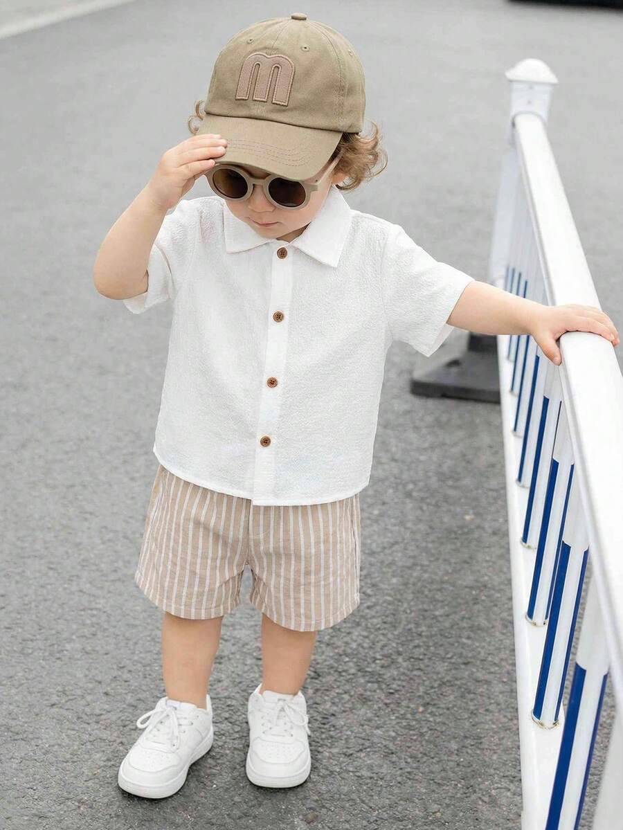 SHEIN 2 pièces/Set Chemise à manches courtes blanche confortable et polyvalente, et short rayé pour bébé garçon/fille. Convient pour l'intérieur, l'extérieur, le quotidien, les sports, les jeux, les fêtes, les séances photo, les vacances, les festivals au printemps/été - Multicolore - Voir 1