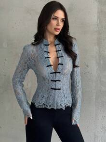 Firerie 女士白色蕾丝黑色纽扣腰长袖衬衫，复古宫廷风上衣，新款中国风衬衫，白色蕾丝长袖衬衫，半透明蕾丝上衣，适合春、夏、秋季穿着，优雅百搭，通勤、约会、派对、婚礼、毕业典礼、演出、音乐会、工作、返校、年会、女士生日等场合。 - 霧霾藍 - 查看 4