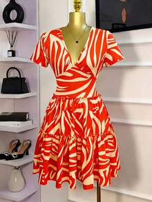 Xyvia 女士橙色牛奶丝绸数码印花V领收腰A字连衣裙，性感优雅，适合生日、约会、派对、周年纪念、情人节、春夏等场合。 - 橘色 - 查看 1