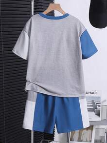 SHEIN 两件套男童休闲撞色圆领短袖T恤短裤套装，适合通勤、上学、日常休闲穿着、运动、春夏穿着。 - 彩色 - 查看 4