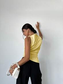 Firerie 女士简约优雅时尚办公室白色无袖褶皱领尖下摆缎面衬衫 - 鵝黃色 - 查看 4