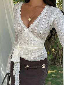 Sunnyshic Áo kiểu nữ cổ chữ V, chất liệu dệt kim, họa tiết hoa cúc, phối ren, thắt nơ phía trước, thanh lịch, gợi cảm, tay dài, hơi xuyên thấu, thích hợp cho kỳ nghỉ. - Màu be - Xem 1