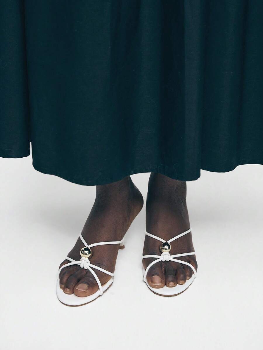 Mnmlis Sandales à talons élégantes avec accent de boule dorée pour soirée, mariage, talon aiguille, mule à bride croisée, sandales d'été et de printemps pour robe de Noël - Blanc - Voir 1