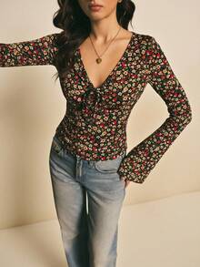 Poéselle Áo thun dài tay cổ chữ V buộc phía trước họa tiết hoa cho nữ - Áo thun Cottagecore cổ điển co giãn cho phong cách mùa thu Áo thun dài tay buộc phía trước họa tiết hoa cho nữ Áo cánh Cottagecore Áo thun hoa Y2k Áo cổ chữ V nhún bèo Áo thun Jersey ôm vừa vặn họa tiết hoa mùa thu cho nữ Áo thun dài tay cổ chữ V họa tiết hoa nhỏ xinh xắn, vừa vặn, thanh lịch, buộc phía trước - Nhiều màu - Xem 6