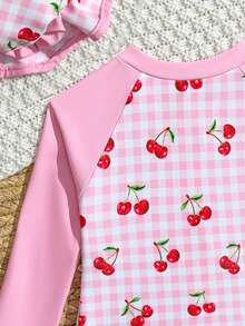 Sparklyn Traje de baño de 2 piezas con gorro para bebé niña, con manga larga, volantes y estampado de cerezas en contraste de color rosa - Rosa - Ver 5