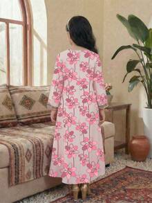 Vestido rosa para niñas preadolescentes, hecho de tela suave para un uso cómodo. El Body del vestido es de un tono rosa suave, con volantes blancos en los hombros decorados con flores rosas, agregando un toque. El vestido también presenta un lindo estampado de muñeca, dando una sensación juguetona. Este vestido ligero es perfecto para ocasiones de primavera/verano como fiestas y salidas - Multicolor - Ver 2