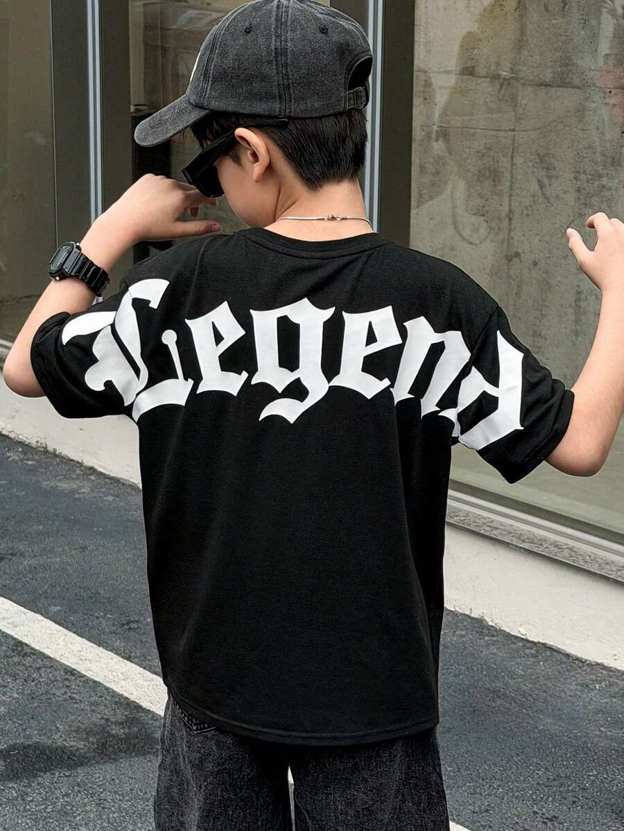 SHEIN 1 pieza Camiseta de punto de manga corta holgada con estampado de letras de grafiti casual para niños preadolescentes, patrón versátil, adecuada para ir a la escuela, uso diario casual, vacaciones, viajes, deportes, y apta para primavera, verano, otoño e invierno.