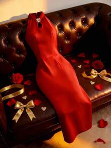 Franclia Trang phục dự tiệc kiểu Trung Quốc thanh lịch và đa năng dành cho nữ: Đầm đỏ không tay kiểu tân Trung Hoa với họa tiết đá đính ở cổ áo. Đầm dài đỏ không tay cổ đứng cài cúc dành cho nữ, đầm maxi đỏ ôm dáng thanh lịch cho tiệc tùng, đầm thanh lịch cho nữ, đầm dự tiệc cưới cho nữ, đầm đỏ, đầm ngày lễ tình nhân, trang phục ngày lễ tình nhân cho nữ, quần áo ngày lễ tình nhân, đầm thanh lịch dự tiệc sinh nhật cho nữ, đầm ôm, đầm dự tiệc cưới màu đỏ, đầm phù dâu màu đỏ, đầm kiểu sườn xám, đầm đỏ cho nữ, đầm cocktail màu đỏ, đầm dạ hội màu đỏ, đầm midi đỏ. - Đỏ - Xem 4