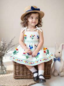 SHEIN Vestido avental infantil com estampa floral, tecido leve e macio, alças com laço, estampa floral colorida, amarração na cintura, modelagem solta e fluida, ideal para piqueniques ao ar livre, brincadeiras no jardim e para a primavera/verão. - Branco - Ver 8