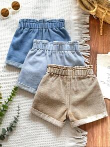 SHEIN Vintaside Kids 这款女婴三件套牛仔套装，包含浅蓝色、卡其色和藏蓝色三种颜色的牛仔短裤，采用松紧腰带和双扣设计，方便穿脱，尽显复古时尚风范。浅蓝色清新如海风，卡其色休闲舒适，藏蓝色经典百搭。所有颜色均保留了牛仔面料的天然质感，卷边裤脚更添休闲气息。 - 彩色 - 查看 2
