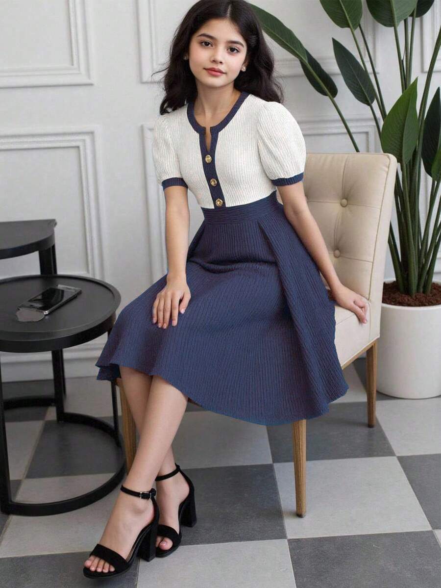 SHEIN 1件裝青少年女孩深藍色與白色優雅開學季夏季針織提花V領金屬扣百褶拼接修身洋裝 - 藍色 - 查看 1