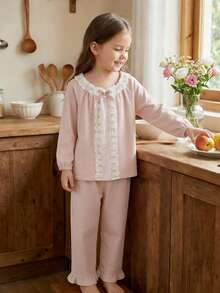 SHEIN Mädchen Pyjamas - 2 Stücke Pyjama-Set mit rosa Spitzenbesatz, Langarm-Rundhals-Oberteil mit elastischem Bund, lange Hose mit Rüschenabschluss und Schleifendetail, Schlafanzug für Kleinkinder und Kleine Mädchen, ganzjährig, Urlaub 2026, niedlich, Prinzessin, Vintage, Alltagskleidung, Geschenk - Altrosa - Übersicht 1