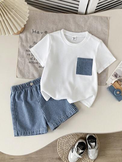 2pcs Young Boy Spring/Summer Casual Simple White Waffle Vertical Stripe Denim Pocket Decor Round Neck Short Sleeve Top Paired With Elastic Waist Vertical Stripe Washed Denim Shorts. Excellent Denim Washing Craftsmanship, Simple And Versatile Style, Suitable For Summer Wear, Showcasing Boy's Personalized, Fit For 4-7 Years Old Kids' Casual Daily Wear