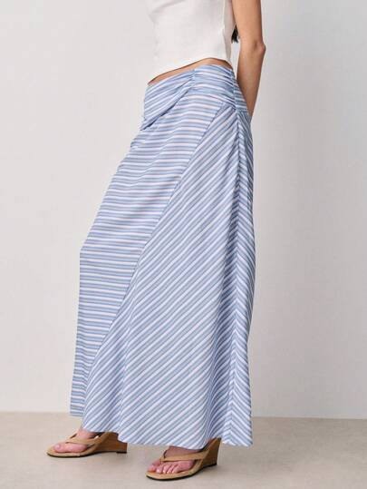 Nöista 蓝色条纹长裙，侧边饰有结饰。