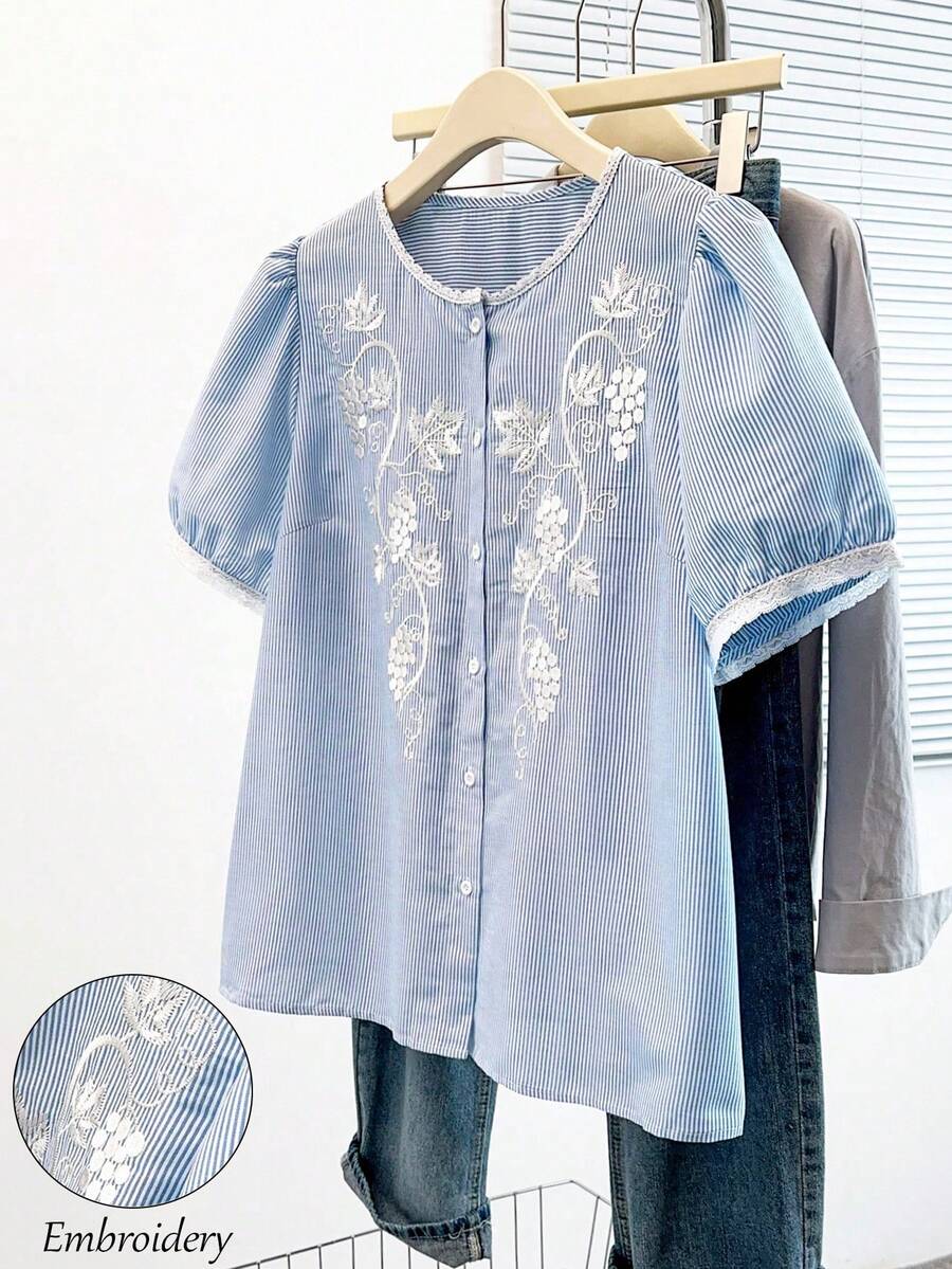 GlowEve CURVE 大码女装畅销法式圆领泡泡袖刺绣短袖衬衫，精致刺绣荷叶边设计开衫，修身剪裁，适合日常通勤和外出穿着。 - 藍白色 - 查看 1