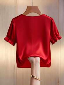 Franclia 2026新款女装：优雅通勤日常浪漫休闲办公百搭褶皱圆领3D立体花卉装饰泡泡袖短袖上衣。缎面面料，红色衬衫。优雅、时尚、休闲、通勤、商务、办公、日常休闲、百搭、都市优雅、情人节、派对、春夏穿着。红色衬衫，优雅女式红色上衣。红色缎面上衣，女士红色衬衫，女士缎面衬衫，玫瑰细节衬衫。 - 紅色 - 查看 4