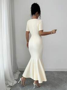 Elenzga 女士新款杏色针织波浪纹理面料连衣裙，不对称肩部设计，金属装饰，收腰，鱼尾裙摆，浪漫，性感，简约，百搭 - 杏色 - 查看 2