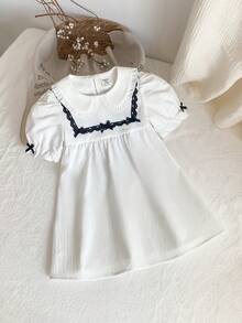 女婴舒适休闲褶皱面料经典蝴蝶结装饰黑色蕾丝边可爱彼得潘领连衣裙 - 白色 - 查看 3