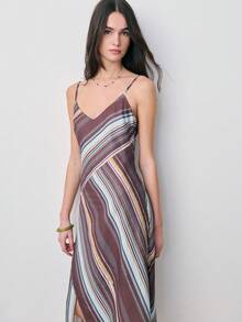 Nöista 蓝棕相间的条纹连衣裙，条纹位置各异，后背配有可调节肩带。适合春季、夏季穿着，也可作为度假装、沙滩度假装。 - 巧克力棕 - 查看 3