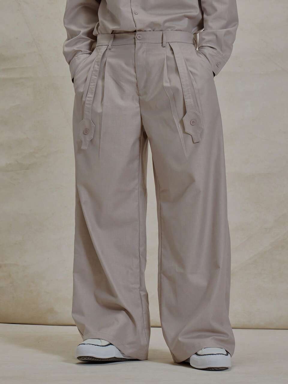 Calça Essencial para Primavera e Verão com Perna Larga, Estilo Inteligente, Plissada, Fechamento com Botão e Detalhe de Tira