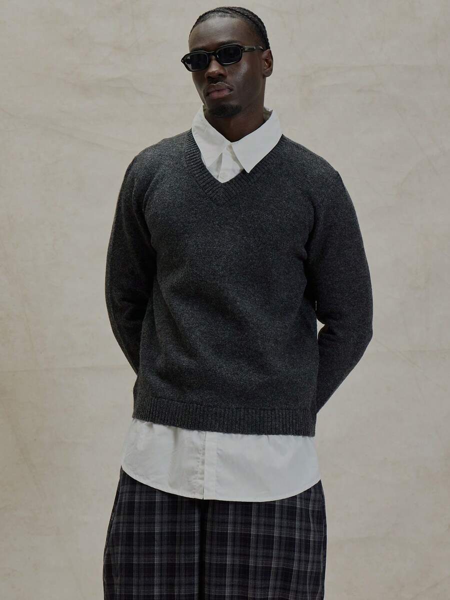 Musero 长袖V领针织套头衫，内置叠穿设计，冬季必备单品 - 深灰色 - 查看 1