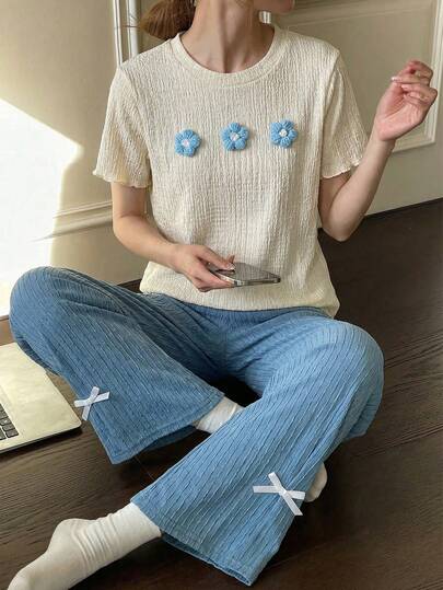 Set de 2 piezas: Blusa de manga corta con decoración floral 3D en tela beige y pantalones cómodos de tela texturizada azul para niñas, ropa de estar en casa para primavera/verano