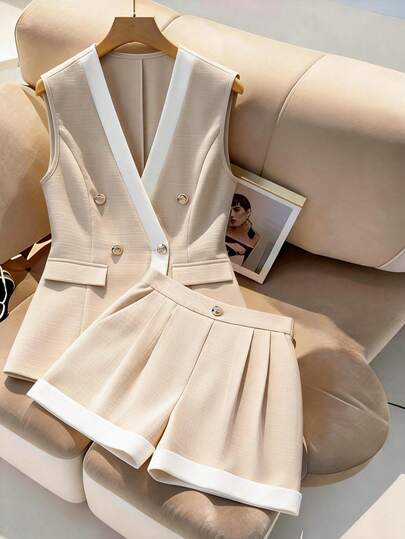 Franclia 女士春夏米色撞色滚边双排扣马甲+短裤两件套，适合职场、商务会议、休闲约会等场合，尽显优雅干练风范。