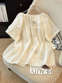 GlowEve CURVE 大码女式刺绣花卉衬衫，优雅休闲日常穿着 - 杏色 - 查看 2