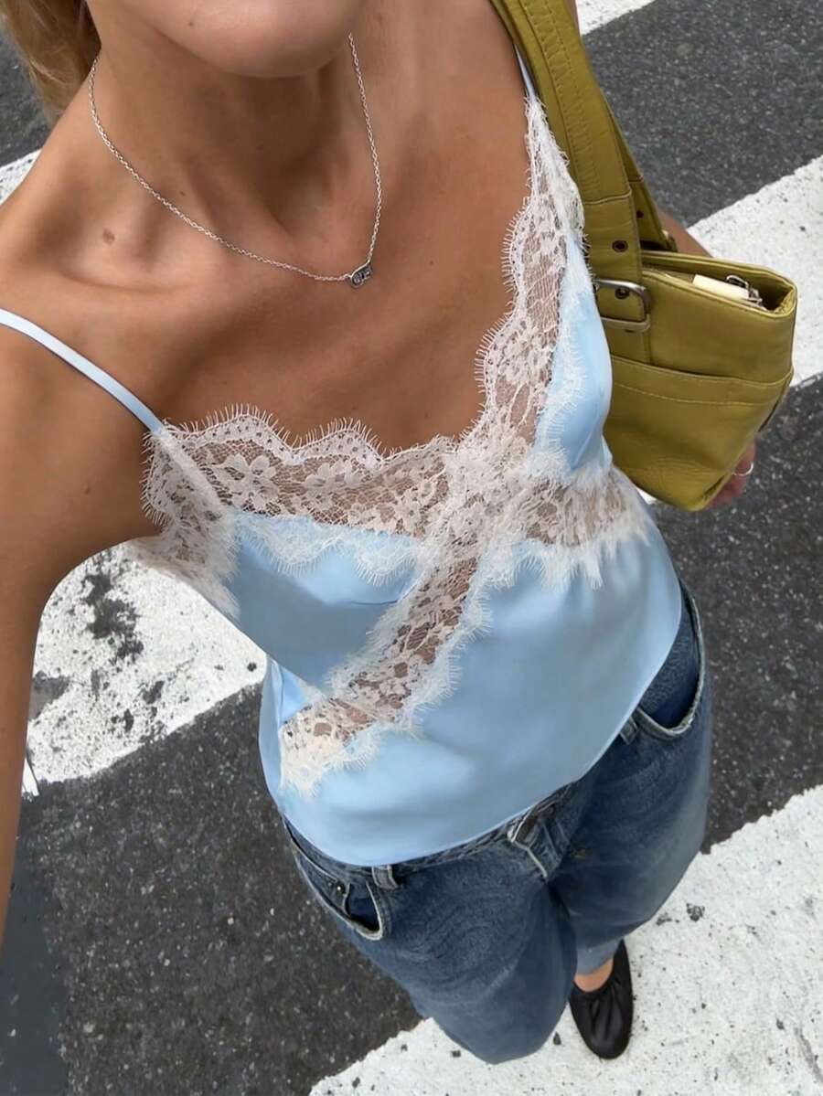 SHEIN BAE 女士春夏性感优雅蓝色撞色蕾丝吊带背心，适合优雅上衣、休闲装、早午餐、性感上衣、缎面蕾丝上衣、春假上衣、夏季上衣、蓝色上衣、情人节礼物、优雅派对上衣、度假女士上衣等场合。 - 淺藍色 - 查看 1