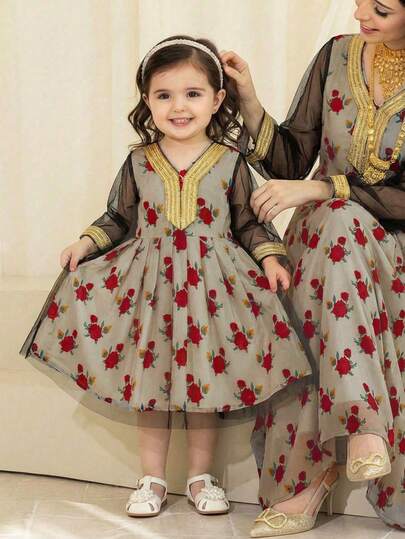  SHEIN Baby Girl Elegant And Cute Floral Resort Dress With Black Mesh Overlay Two-Piece Set. This Elegant And Cute Floral Dress Is Designed Specifically For Baby Girls And Features A Middle Eastern Rose Pattern, Making It Perfect For Indoor Or Outdoor Wear.