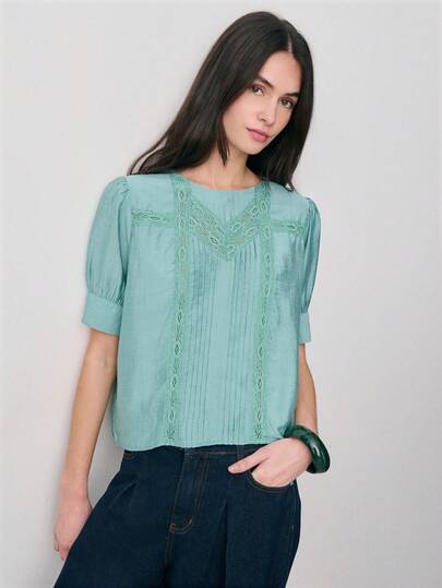 Nöista Short Sleeves Blouse With Lace Detailing And Pintuck Accents On The Front, With Puffed Sleeves And A Round Neckline. Spring, Summer, Easter, Look.