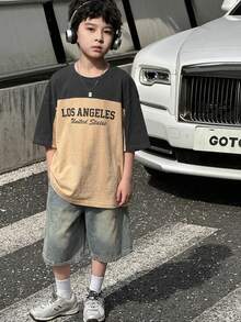 SHEIN Little Byeori 男童休闲宽松字母印花落肩短袖T恤和牛仔短裤套装，卡其色T恤套装，工装裤，Y2K风格套装，夏季短裤，幼儿男童服装，适合春夏、郊游、情人节、约会、旅行、度假、家庭聚会、返校、婚礼、正式场合、运动、生日派对等场合。 - 彩色 - 查看 1