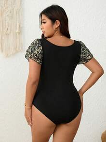 SHEIN Frenchy 大码女式圆领花卉拼接荷叶袖连体衣 - 黑色 - 查看 2