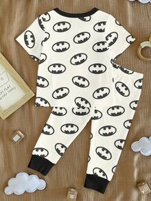 BATMAN X SHEIN Bộ đồ ngủ 2 món cho bé trai, kiểu dáng cổ điển, in logo, thoải mái, gồm áo tay ngắn và quần ngắn, thích hợp cho mùa xuân, hè và thu. - Nhiều màu - Xem 3
