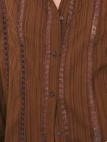 Nöista Áo kiểu màu nâu có viền ren dọc, cổ cao xếp nếp, cài cúc phía trước và tay dài với cổ tay bo chun. Thích hợp cho mùa xuân, hè, nữ. - màu nâu - Xem 6