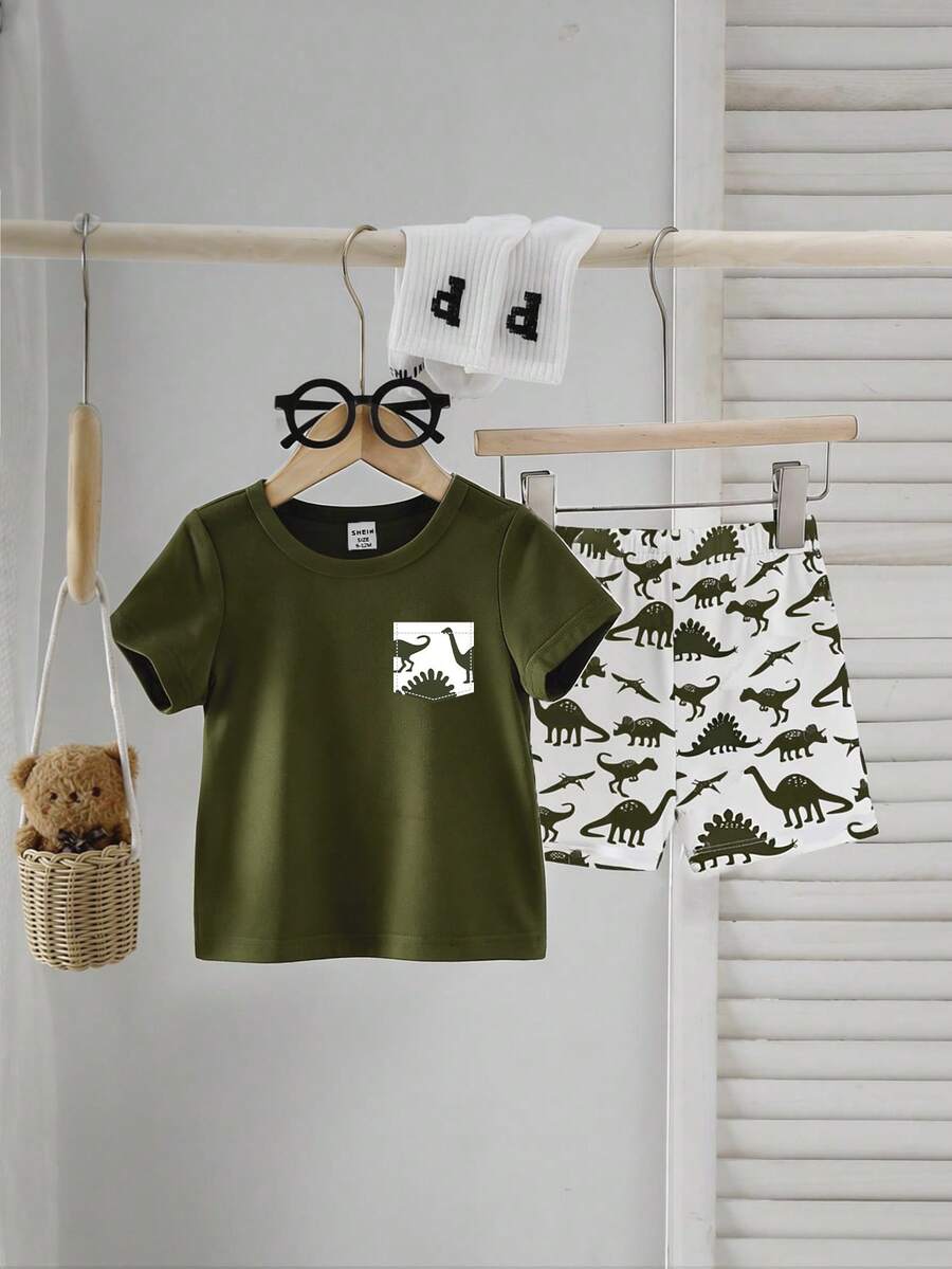 SHEIN Playful Pals 男童夏季套装，可爱又时尚——恐龙口袋印花短袖T恤，恐龙图案短裤。清新活泼的风格，舒适吸睛，是孩子们完美的夏季穿搭。 - 軍綠色 - 查看 1