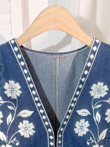 Comfortcana 大码女式V领碎花图案休闲百搭日常牛仔背心上衣夏季上衣夏季假期春季女装春季情人节女装派对上衣毕业典礼上衣假期女装夏季度假休闲女式衬衫女式休闲女装V领无袖牛仔背心，饰有花卉刺绣和几何饰边时尚休闲牛仔上衣 - 中等水洗藍 - 查看 3