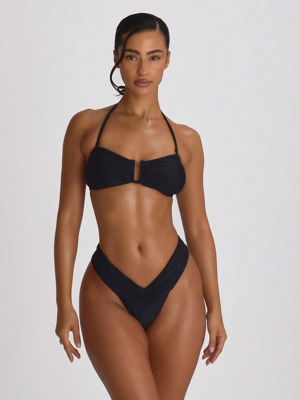 Schwarzes Tanga-Bikinioberteil mit geraffter Vorderseite und hoher Taille