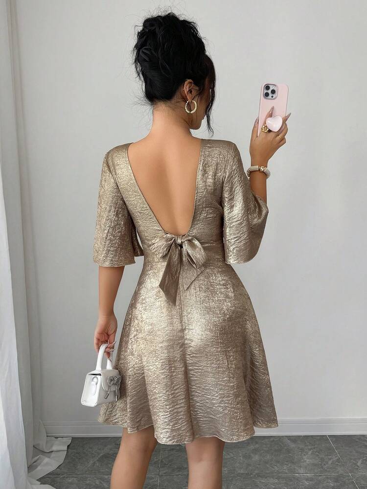 SHEIN Raffinéa Vestido corto elegante de mujer con espalda hueca, mangas con volantes y cintura ceñida, adecuado para salidas y citas, primavera/verano - Dorado - Añade 4