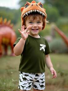 SHEIN Playful Pals 男童夏季套装，可爱又时尚——恐龙口袋印花短袖T恤，恐龙图案短裤。清新活泼的风格，舒适吸睛，是孩子们完美的夏季穿搭。 - 軍綠色 - 查看 3