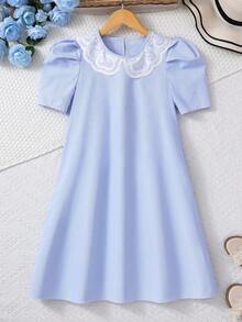 SHEIN Đầm kẻ sọc xanh trắng cho bé gái. Điểm nhấn của thiết kế gồm cổ áo Peter Pan ren lớn và tay áo phồng, kết hợp với chất liệu vải kẻ sọc xanh trắng tinh tế, mang đến phong cách tươi trẻ, pha trộn giữa nét nữ tính và vẻ thanh lịch nhẹ nhàng. Chiếc đầm thuộc phong cách "ngọt ngào và quý phái kiểu Pháp", thường thấy vào mùa xuân và mùa hè; phù hợp cho việc đi làm hàng ngày, đi chơi cuối tuần và các dịp xã giao nhẹ nhàng. Đây là chiếc đầm thanh lịch và tươi tắn giúp người mặc trông trẻ hơn, và là một trong những kiểu đầm kinh điển được yêu thích của mùa xuân và mùa hè. - Màu xanh lam - Xem 7