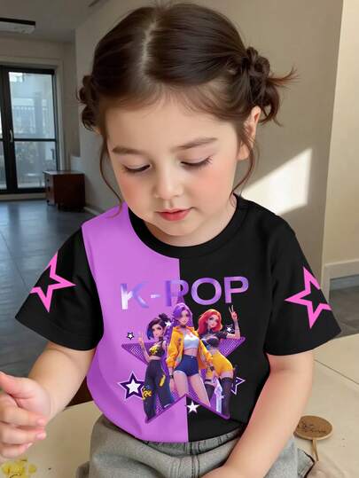 这款时尚休闲舒适的圆领短袖T恤专为女婴设计，采用酷炫卡通人物印花和可爱拼接设计，适合春夏穿着，轻盈舒适，是夏季的理想之选，时尚休闲，适合街头、户外、学校、派对等各种场合，也是馈赠佳品。