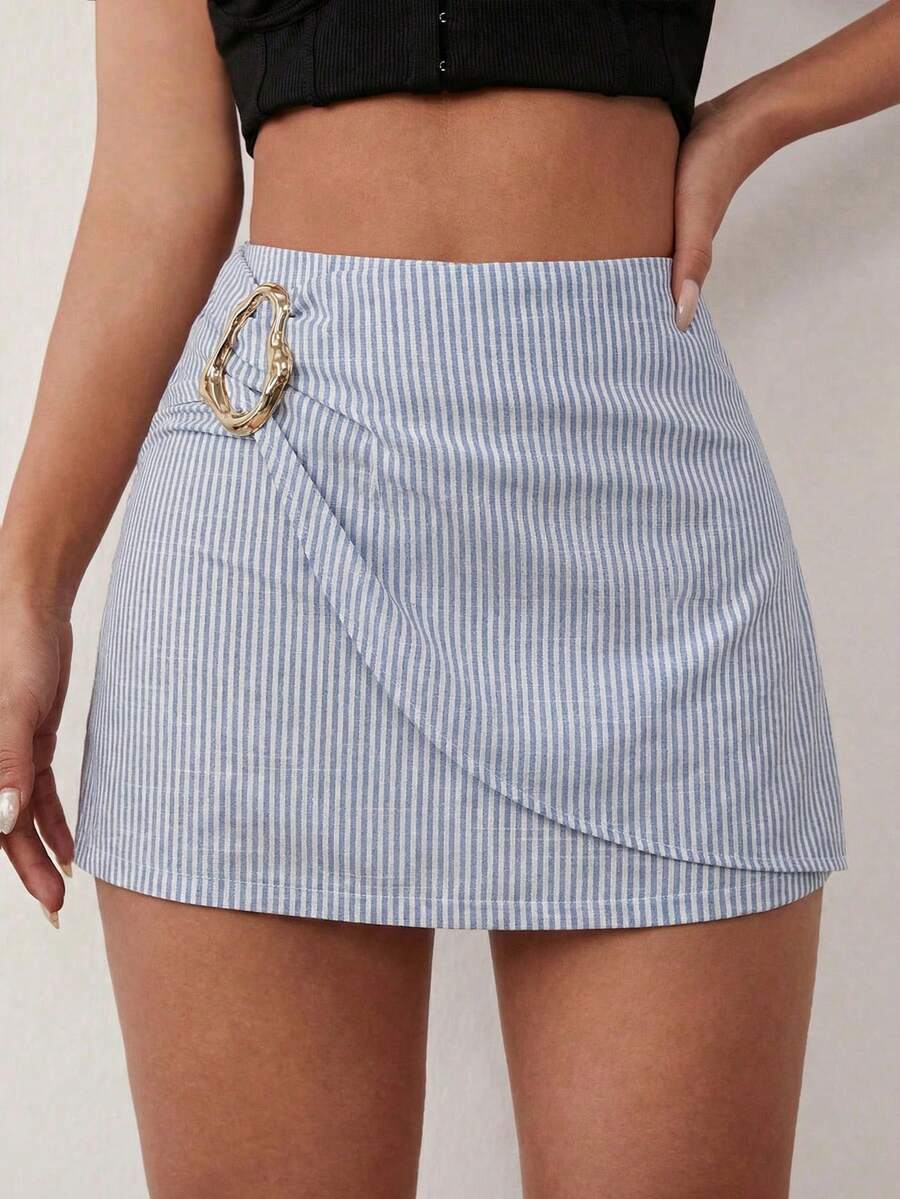 SHEIN SXY 加大码夏季休闲条纹金属装饰裹身裙 - 藍白色 - 查看 1
