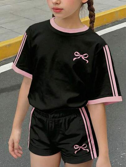 Set de 2 piezas de camiseta de manga corta de cuello redondo y pantalones cortos minimalistas casuales para niñas preadolescentes, con decoración de lazo negro y rosa, rayas en contraste crema, adecuado para outfits de verano, otoño y capas de otoño para niños, ropa gráfica casual, de vuelta a la escuela, ropa de otoño, homecoming