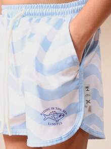 SUMWON Pantalones cortos de baño con estampado de rayas onduladas en todo el diseño, con cordón y bolsillos laterales para niños, para verano, playa, natación, vacaciones y uso casual - Celeste - Ver 4