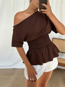 春夏女士休闲纯色不对称下摆T恤，日常百搭单品，春夏休闲上衣，适合度假、夏季出行、春假海滩休闲等场合。女士纯色荷叶边下摆不对称领口短袖上衣，适合度假休闲穿着。 - 棕色 - 查看 8